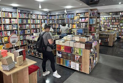 "Книга на фронт": в Ужгороді збирають книги для військових "Книга на фронт": в Ужгороді збирають книги для військових