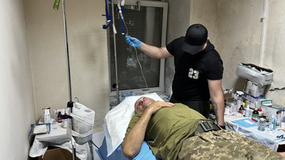 Лікарі медичної роти 68-ї окремої єгерської бригади імені Олекси Довбуша перша стабпункт амбулаторія допомога поранені бійці військовослужбовець Сергій Донецька область Лікарі медичної роти 68-ї окремої єгерської бригади імені Олекси Довбуша перша стабпункт амбулаторія допомога поранені бійці військовослужбовець Сергій Донецька область