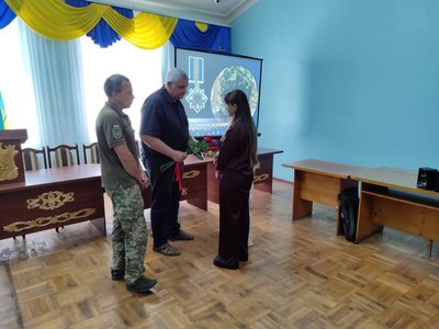 Родинам трьох полеглих військових з Одещини вручили ордени "За мужність" Родинам трьох полеглих військових з Одещини вручили ордени "За мужність"