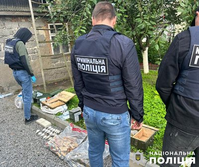 На Житомирщині поліцейські приїхали на виклик про домашнє насильство і знайшли арсенал зброї На Житомирщині поліцейські приїхали на виклик про домашнє насильство і знайшли арсенал зброї