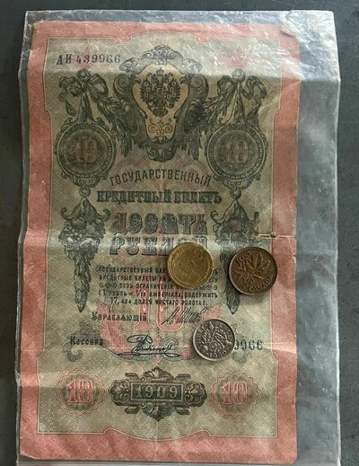 На Одещині прикордонники вилучили у водійки "Новий заповіт" і гроші ХХ століття На Одещині прикордонники вилучили у водійки "Новий заповіт" і гроші ХХ століття