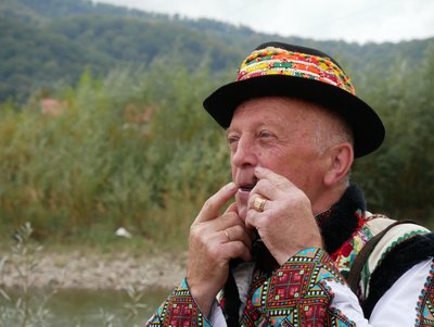 Буковинець Василь Марчук грає на дримбі Буковинець Василь Марчук грає на дримбі