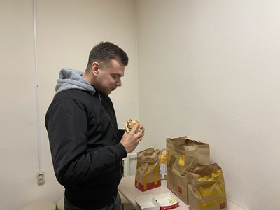 Щасливі кияни та змучені кур'єри. Як у Києві знову відкрився McDonald’s Щасливі кияни та змучені кур'єри. Як у Києві знову відкрився McDonald’s