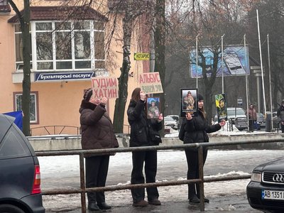 "Стою за...": у Вінниці пройшла акція у памʼять про загиблих оборонців "Стою за...": у Вінниці пройшла акція у памʼять про загиблих оборонців