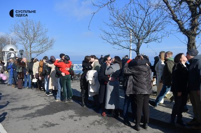 Поцілунки та вино: в Одесі встановили рекорд України з наймасовішого поцілунку на березі моря Поцілунки та вино: в Одесі встановили рекорд України з наймасовішого поцілунку на березі моря