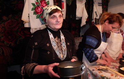 "У старовинному посуді та печах". Як у музеї в Чернівцях навчають пекти великодні паски "У старовинному посуді та печах". Як у музеї в Чернівцях навчають пекти великодні паски