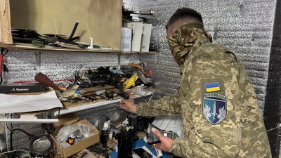 Військовослужбовець 505 обМП "Звір" лагодить дрон Дніпропетровська область 17 жовтня 2025 рік Військовослужбовець 505 обМП "Звір" лагодить дрон Дніпропетровська область 17 жовтня 2025 рік