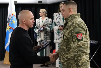 Міський голова Олександр Сєнкевич вручає нагороду військовослужбовцю Міський голова Олександр Сєнкевич вручає нагороду військовослужбовцю