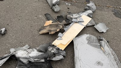 Уламки дрона, що поцілив у стоянку поблизу торгового центру у Харкові, 13 листопада 2024 року Уламки дрона, що поцілив у стоянку поблизу торгового центру у Харкові, 13 листопада 2024 року