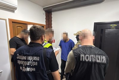 Вимагав у військового 3 тис. доларів за підтвердження інвалідності: затримали лікаря одного з медзакладів Дніпра Вимагав у військового 3 тис. доларів за підтвердження інвалідності: затримали лікаря одного з медзакладів Дніпра