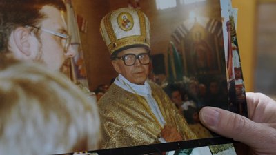 Священник Іван Чав'як, митра, церква Священник Іван Чав'як, митра, церква