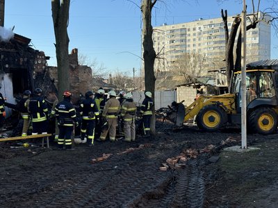 Рятувальники працюють на місці удару по Новобаварському району Харкова, 4 квітня 2025 року Рятувальники працюють на місці удару по Новобаварському району Харкова, 4 квітня 2025 року