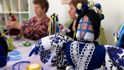 Лялька мотанка на Чернігівщині: як робити ляльки навчали жінок у прикордонній громаді Лялька мотанка на Чернігівщині: як робити ляльки навчали жінок у прикордонній громаді