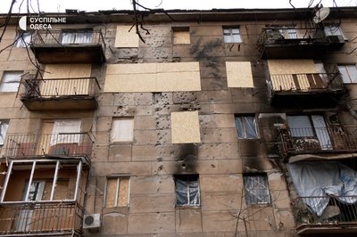 "Горіли наші машини": мешканці будинку в Одесі, в який влучили уламки дрона, оговтуються після пережитого "Горіли наші машини": мешканці будинку в Одесі, в який влучили уламки дрона, оговтуються після пережитого