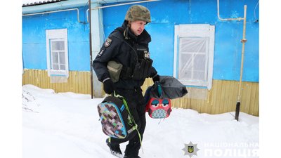 "Дивитись на це важко, але людське життя цінніше": поліцейський про досвід евакуації людей з прикордоння Чернігівщини "Дивитись на це важко, але людське життя цінніше": поліцейський про досвід евакуації людей з прикордоння Чернігівщини