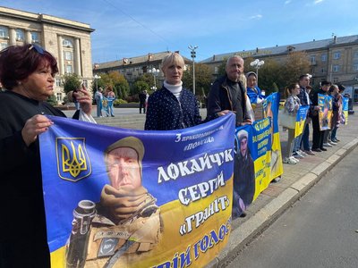 «Ми чекаємо його додому»: у Черкасах відбулася акція на підтримку безвісти зниклих та полонених «Ми чекаємо його додому»: у Черкасах відбулася акція на підтримку безвісти зниклих та полонених