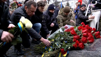 У Вінниці вшанували пам'ять загиблих військових до Дня Соборності України У Вінниці вшанували пам'ять загиблих військових до Дня Соборності України