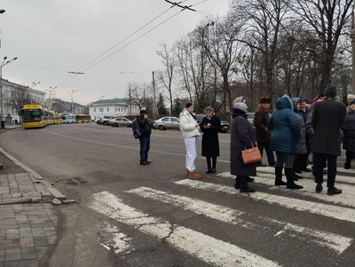 У центрі Полтави жителі сіл перекрили дорогу через закриття районної лікарні
