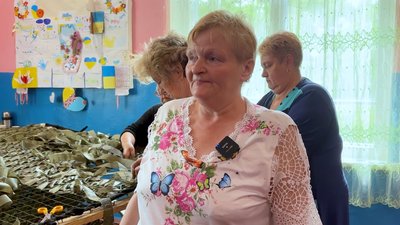 Кожен 10-й з села плете: волонтерки ініціативної групи "Бджілка" з Олбина на Чернігівщині, сплели 100 маскувальних сіток Кожен 10-й з села плете: волонтерки ініціативної групи "Бджілка" з Олбина на Чернігівщині, сплели 100 маскувальних сіток