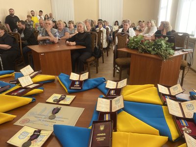 Рідним захисників з Полтави вручили державні нагороди у День морської піхоти Рідним захисників з Полтави вручили державні нагороди у День морської піхоти
