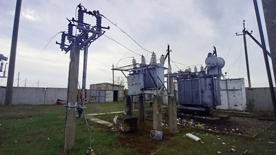 "Були вибухи та прильоти": енергетики з Кіровоградщини відновлюють електрику Херсонщини "Були вибухи та прильоти": енергетики з Кіровоградщини відновлюють електрику Херсонщини
