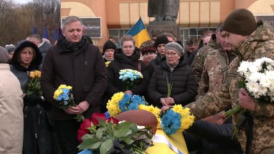 "Він герой, він ніколи не боявся": 30-річним капітаном Олександром Подвишенним попрощалися у Рівному "Він герой, він ніколи не боявся": 30-річним капітаном Олександром Подвишенним попрощалися у Рівному