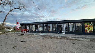 розбиті магазини внаслідок російського удару по Балаклії 2 травня 2026 року розбиті магазини внаслідок російського удару по Балаклії 2 травня 2026 року