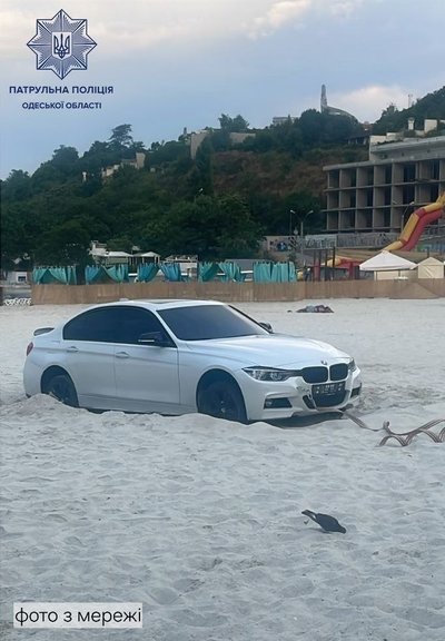 В Одесі водійка BMW заїхала на пляж і застрягла в піску: її оштрафувала поліція В Одесі водійка BMW заїхала на пляж і застрягла в піску: її оштрафувала поліція