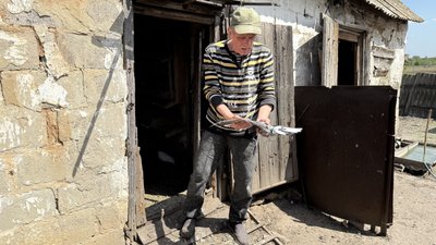 Сергій показує голуба Торецьке Донецька область 5 травня 2025 рік Сергій показує голуба Торецьке Донецька область 5 травня 2025 рік