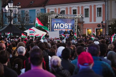 Лідер опозиційної партії "Тиса" Петер Мадяр виступає перед прихильниками у містечку Вац. Угорщина, 7 квітня 2026 року
