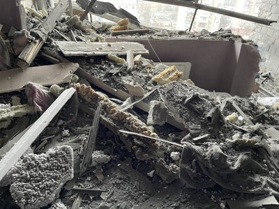 "Живемо і працюємо під вибухи". Очевидці про обстріл житлових кварталів у Корабельному районі Херсона "Живемо і працюємо під вибухи". Очевидці про обстріл житлових кварталів у Корабельному районі Херсона