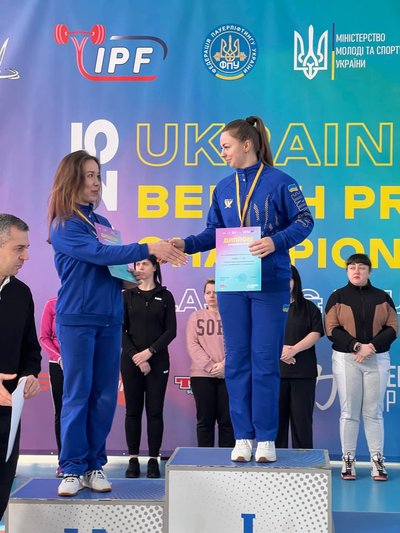 Пауерліфтерки із Сумщини здобули дві медалі на турнірі у Мукачево