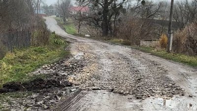 "Не пройти і не проїхати": у селі на Вінниччині роками чекають ремонту доріг "Не пройти і не проїхати": у селі на Вінниччині роками чекають ремонту доріг