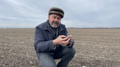 Ілюстративне фото. Фермер на полі з озиминою Ілюстративне фото. Фермер на полі з озиминою