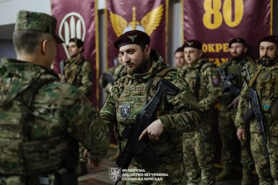 Сирський вручає нагороду "Мольфару"