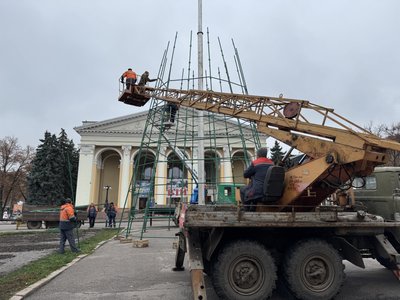 Встановлення новорічної ялинки у центрі Полтави: на якому етапі