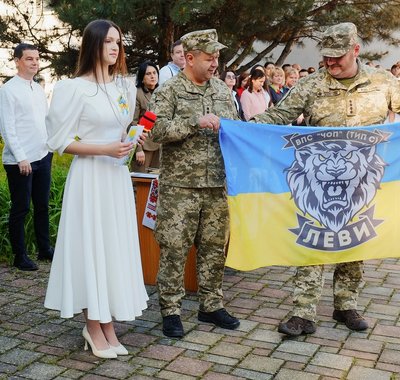 На Закарпатті випускники передали прикордонникам FPV-дрон і 25 тис. грн На Закарпатті випускники передали прикордонникам FPV-дрон і 25 тис. грн