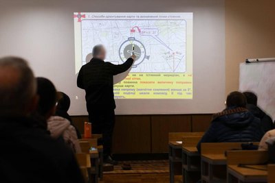 В Ірпені продовжують готувати до нацспротиву: що викладають цивільним В Ірпені продовжують готувати до нацспротиву: що викладають цивільним