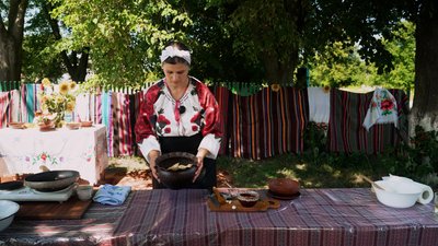 «Перейняла від мами і бабусі»: як на Рівненщині готують пісні пиріжки «лисички» «Перейняла від мами і бабусі»: як на Рівненщині готують пісні пиріжки «лисички»