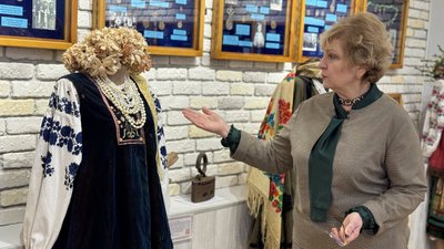 Весільний стрій у колекції вишитих сорочок та строїв переселенки з Бахмута Світлани Кравченко Дніпропетровська область 14 листопада 2025 рік Весільний стрій у колекції вишитих сорочок та строїв переселенки з Бахмута Світлани Кравченко Дніпропетровська область 14 листопада 2025 рік