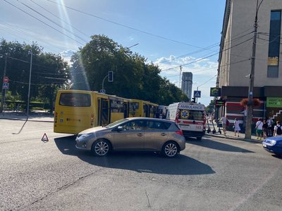 У центрі Черкас зіштовхнулися маршрутки, є травмовані У центрі Черкас зіштовхнулися маршрутки, є травмовані