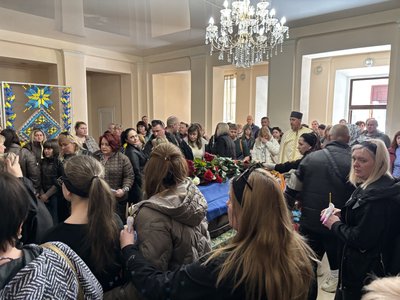 "Для нього родина була понад усе": у Первомайську провели в останню путь воїна Дениса Ілащука "Для нього родина була понад усе": у Первомайську провели в останню путь воїна Дениса Ілащука