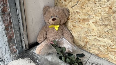 Іграшка на місці вибухів 2 січня у Харкові Іграшка на місці вибухів 2 січня у Харкові
