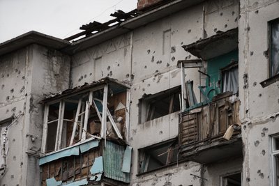 Наслідки обстрілу багатоквартирного будинку у Слов'янську в 2022 році Наслідки обстрілу багатоквартирного будинку у Слов'янську в 2022 році
