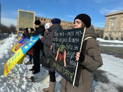 "Не передати словами, як боляче чекати": у Черкасах відбулася акція "Не мовчи — полон вбиває" "Не передати словами, як боляче чекати": у Черкасах відбулася акція "Не мовчи — полон вбиває"