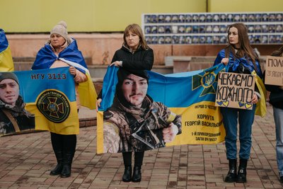 "Будемо боротися за кожного". У Чернівцях відбулась акція на підтримку військових, які в полоні чи зникли безвісти "Будемо боротися за кожного". У Чернівцях відбулась акція на підтримку військових, які в полоні чи зникли безвісти