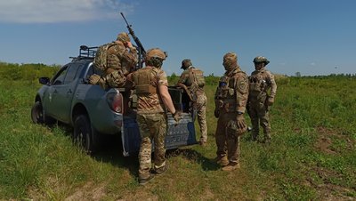 У Полтаві волонтери передали прожектори мобільній вогневій групі ППО, аби збивати БпЛА У Полтаві волонтери передали прожектори мобільній вогневій групі ППО, аби збивати БпЛА