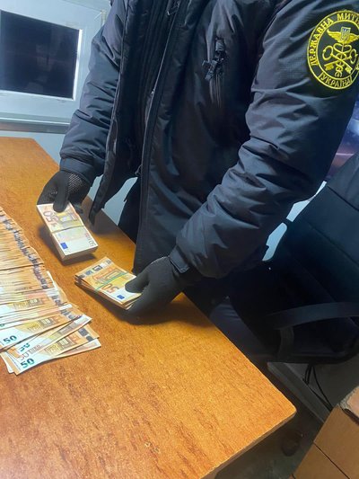 На Львівщині митники виявили в сумочці львів'янки понад 1 млн грн незадекларованої готівки На Львівщині митники виявили в сумочці львів'янки понад 1 млн грн незадекларованої готівки