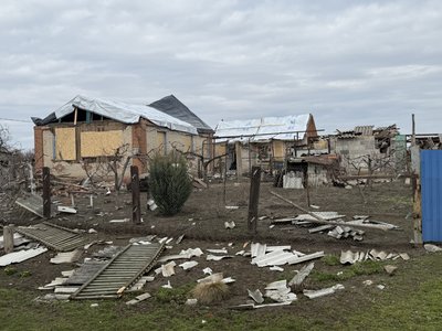 “Повилітало все. Ми у ванну заховалися”. Жителі Майдану лагодять зруйновані будинки після обстрілу і виїжджають “Повилітало все. Ми у ванну заховалися”. Жителі Майдану лагодять зруйновані будинки після обстрілу і виїжджають