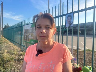 Удар РФ по магазину у Павлограді: містяни приносять квіти до місця загибелі підлітка Удар РФ по магазину у Павлограді: містяни приносять квіти до місця загибелі підлітка